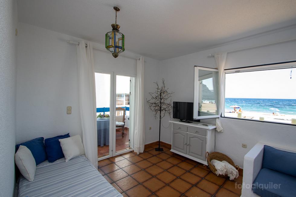 Alquiler de apartamento en primera línea de playa en Agua Amarga