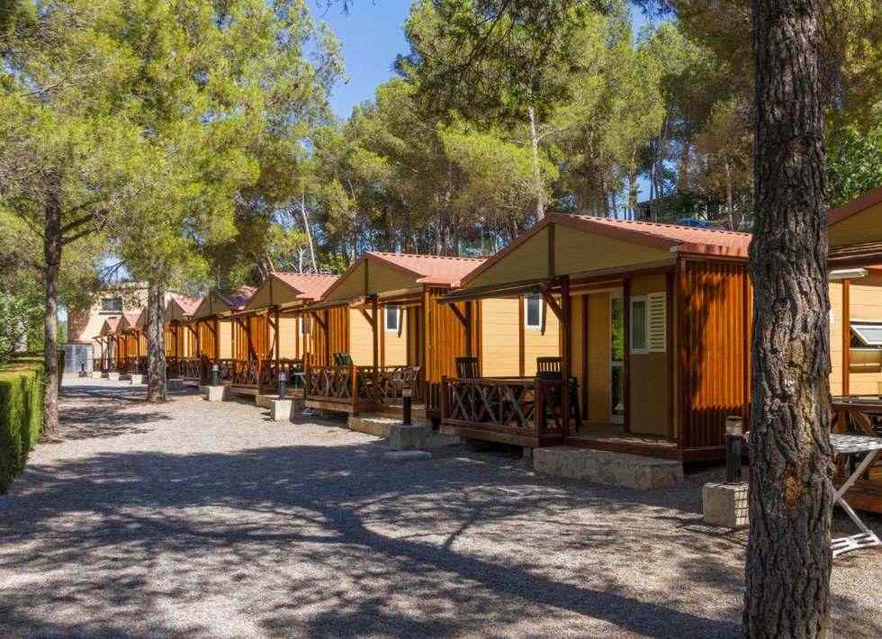 Camping Altomira en Navajas, Castellón. Alquiler de cabañas, glamping, cabañas cuco, tiendas comanche y parcelas de acampada