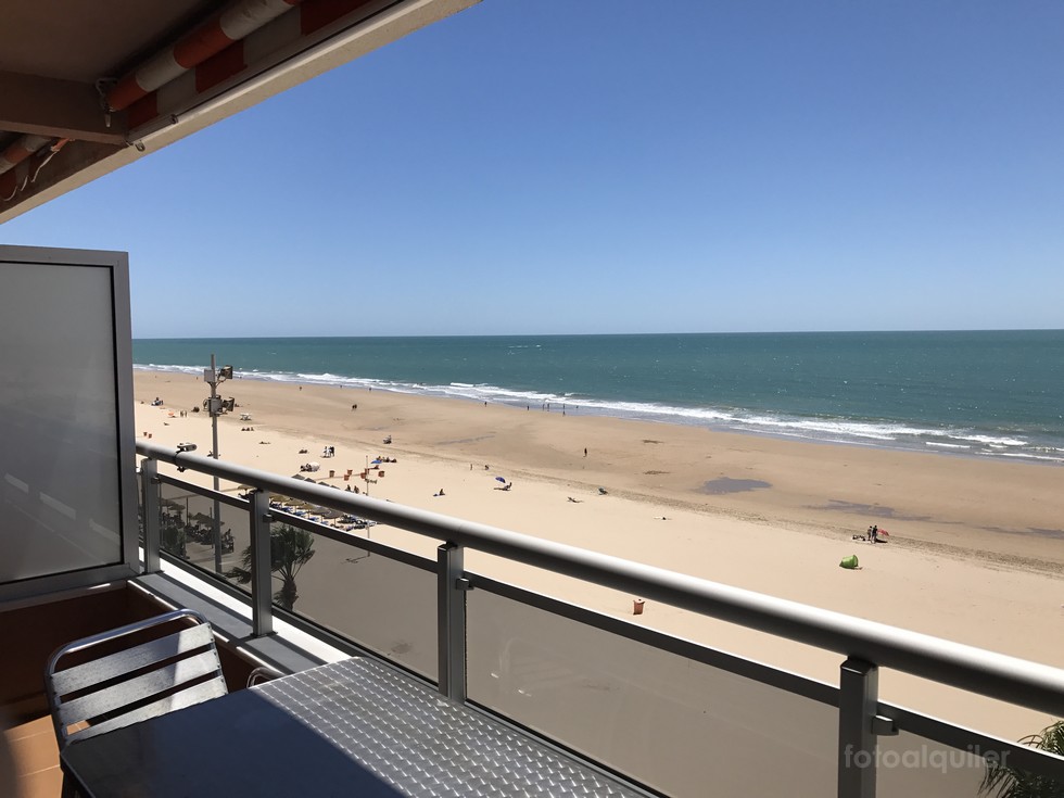 Alquiler apartamento en primera línea playa en Cádiz. 