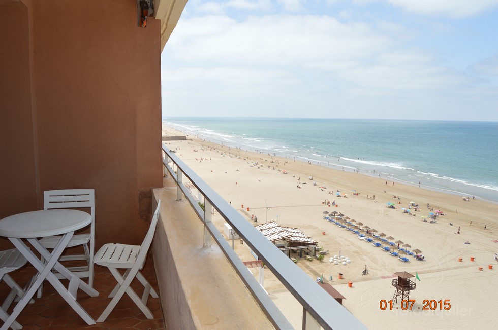 Apartamento con vistas al mar en primera línea de playa en Cádiz