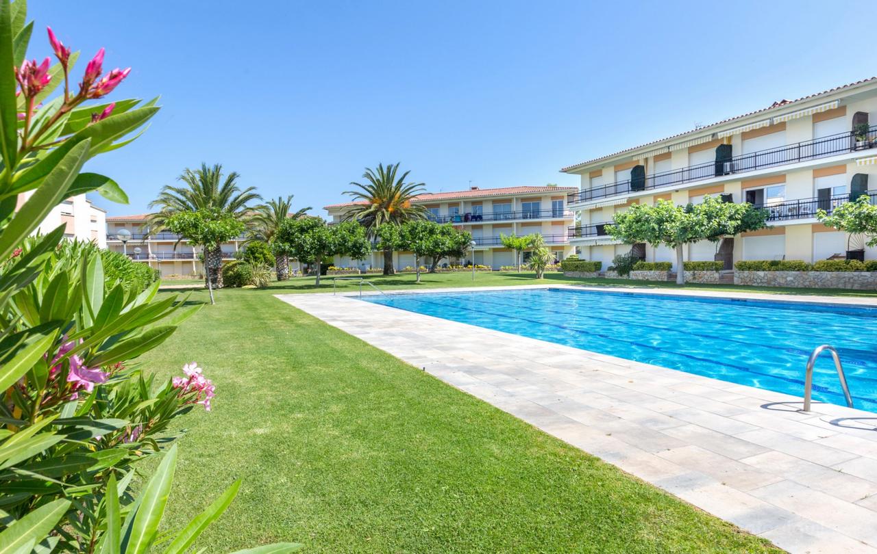 Apartamento con jardín y piscina en la Costa Brava, Calella de Palafrugell, Girona