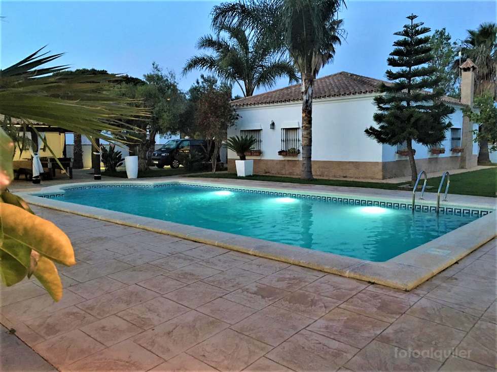 Chalet con piscina privada en la urbanización Las Veguetas en Chiclana, Cádiz