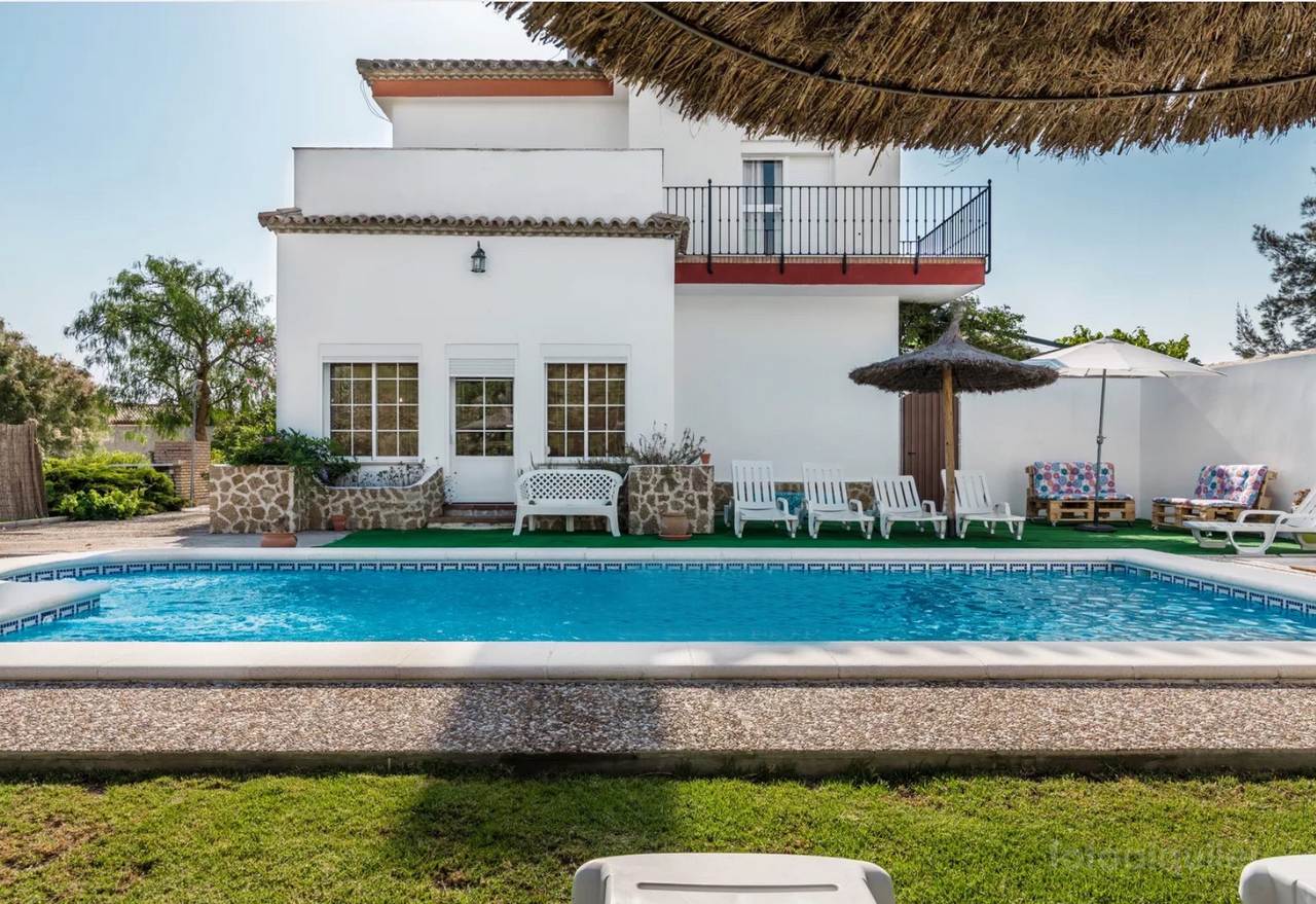 Chalet independiente con piscina privada en Chiclana, Cádiz