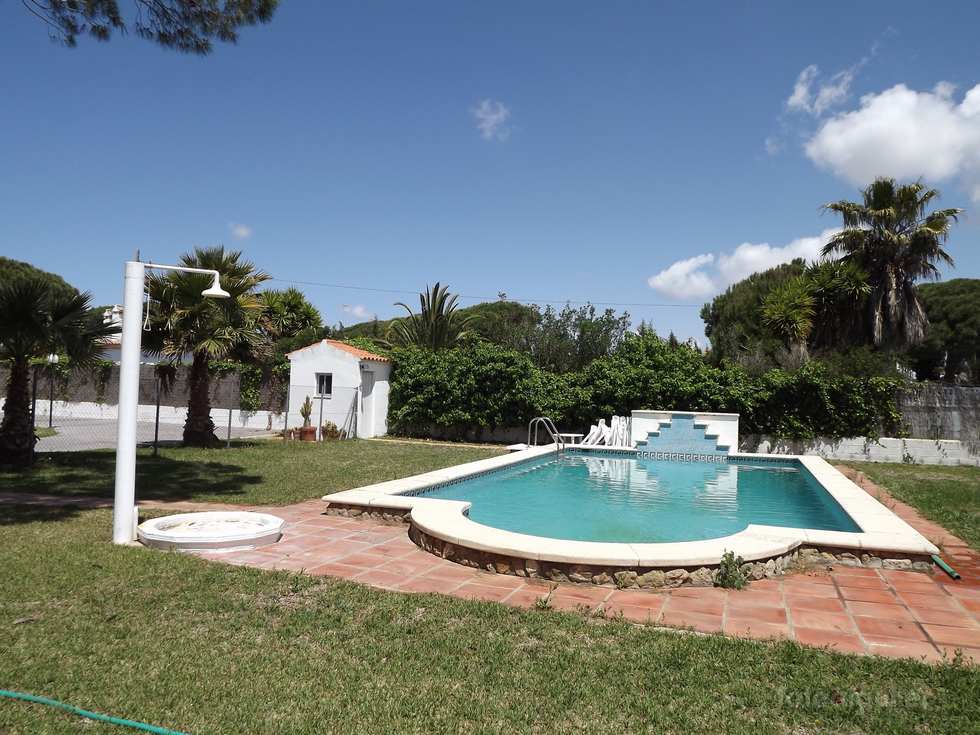 Alquiler de chalet con piscina privada en Chiclana, Urbanización Las Veguetas, Cádiz