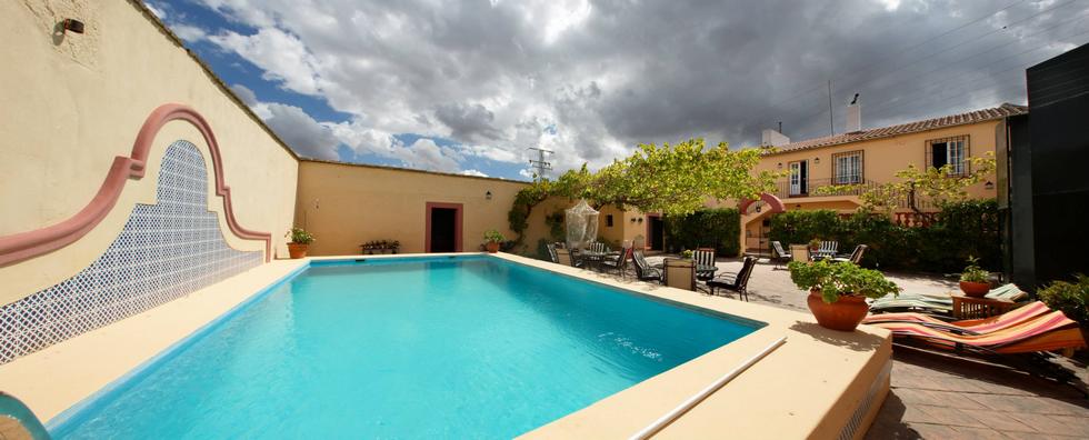 Cortijo La Gabrielina, casa rural con piscina en Esparragalejo, Badajoz. 