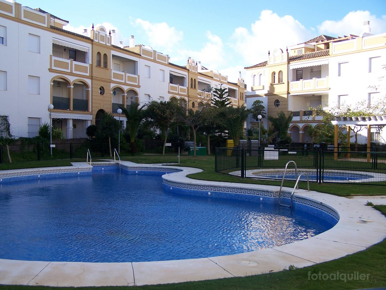 Piso con vistas a la piscina en la Urbanización Bahia Palacio, Rota, Costa Ballena