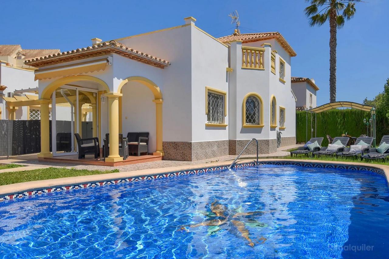 Chalet independiente con piscina privada en Denia, Alicante