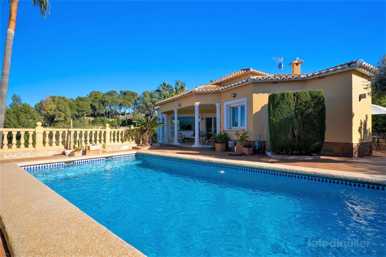 Villa con piscina privada en Denia, Alicante, Costa Blanca, España.