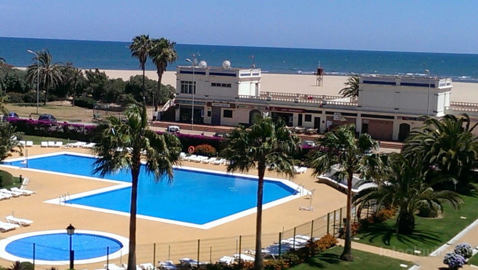 Alquiler apartamento con piscina en primera linea de playa en Isla Canela