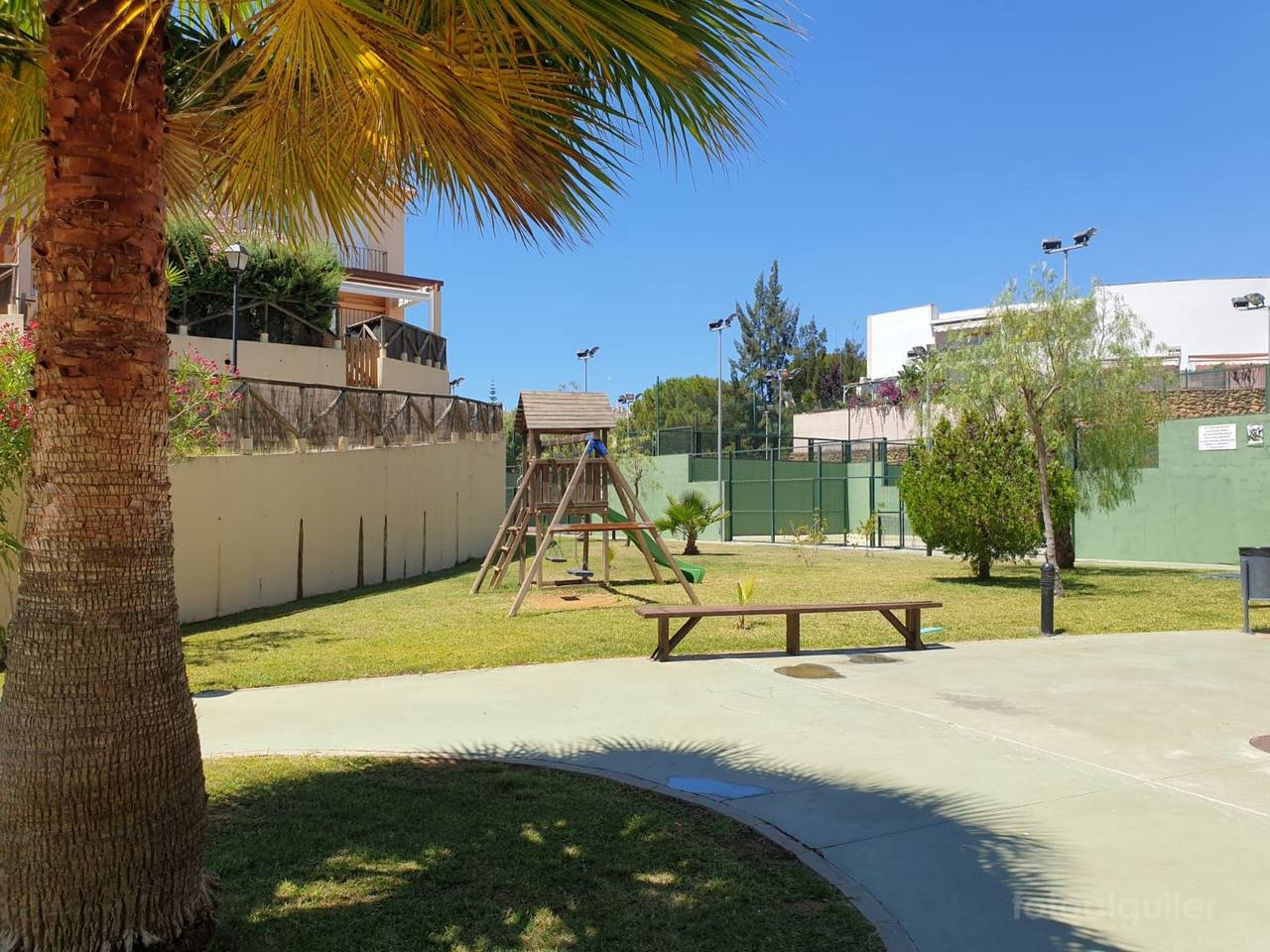 Alquiler de chalet adosado con jardín en Islantilla, Urbanización Vista Golf VII
