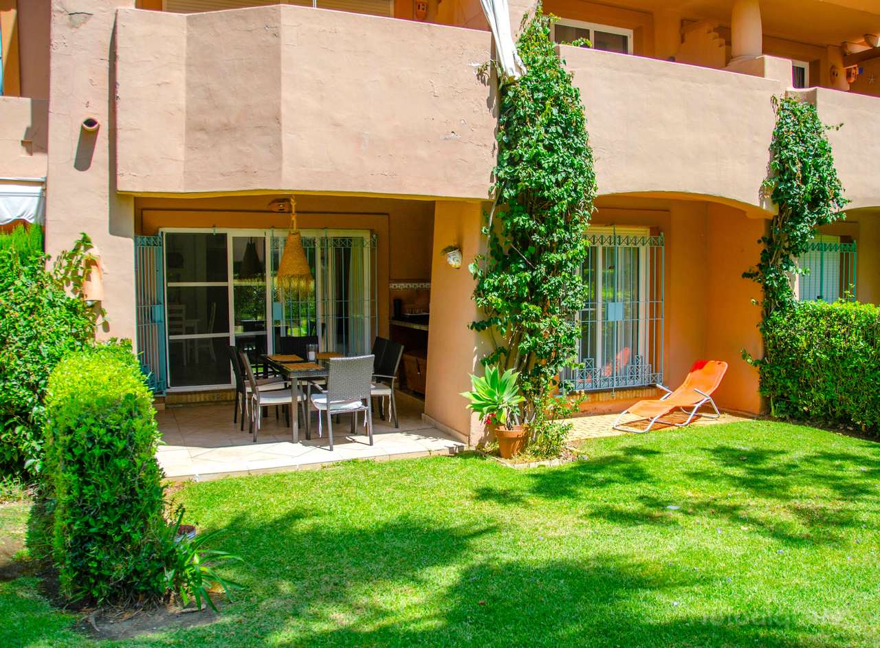 Apartamento en Islantilla en campo de golf. Porche y jardín privado 