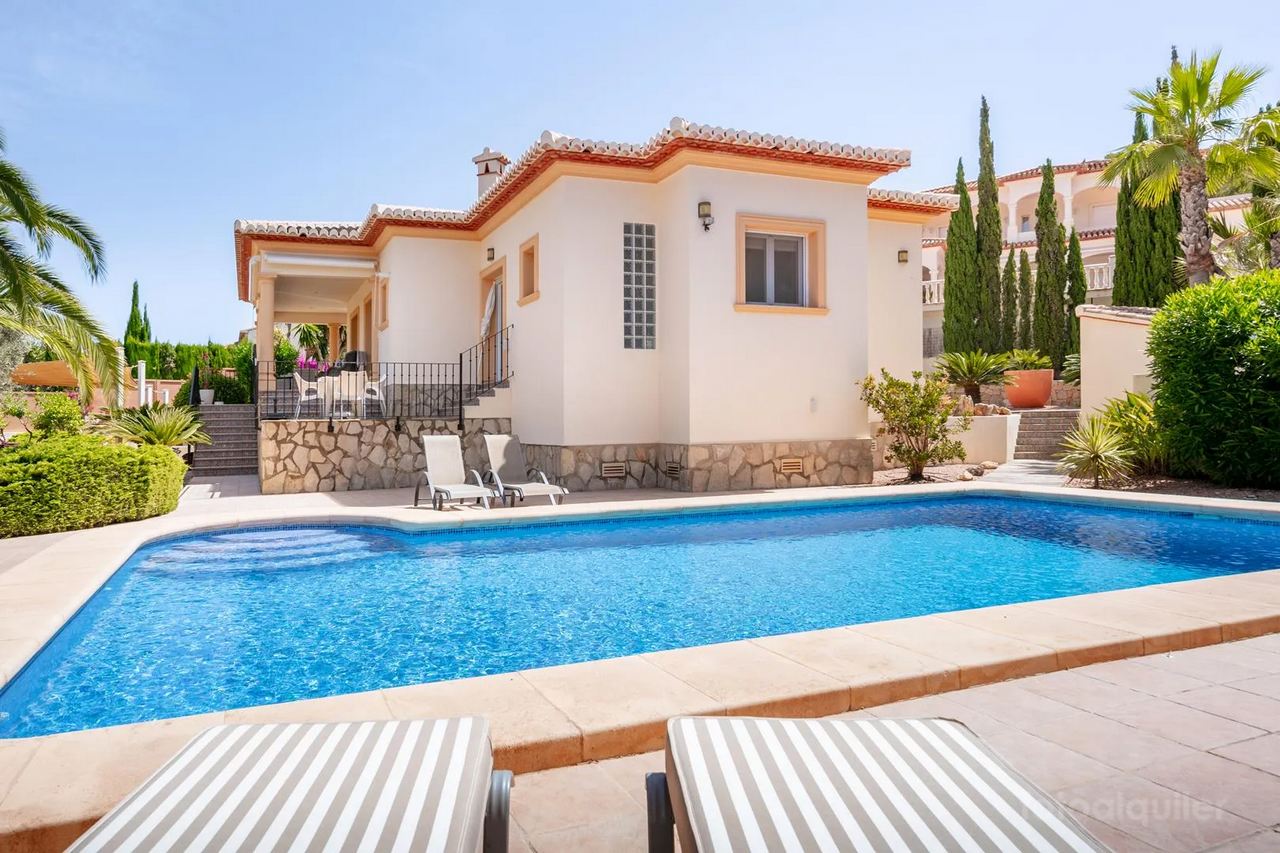 Villa con jardín y piscina climatizada en Jávea, Alicante