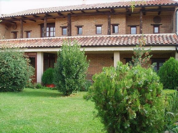 La Casa del Cura, casa rural con jardín y barbacoa en Renedo de la Vega, Palencia.