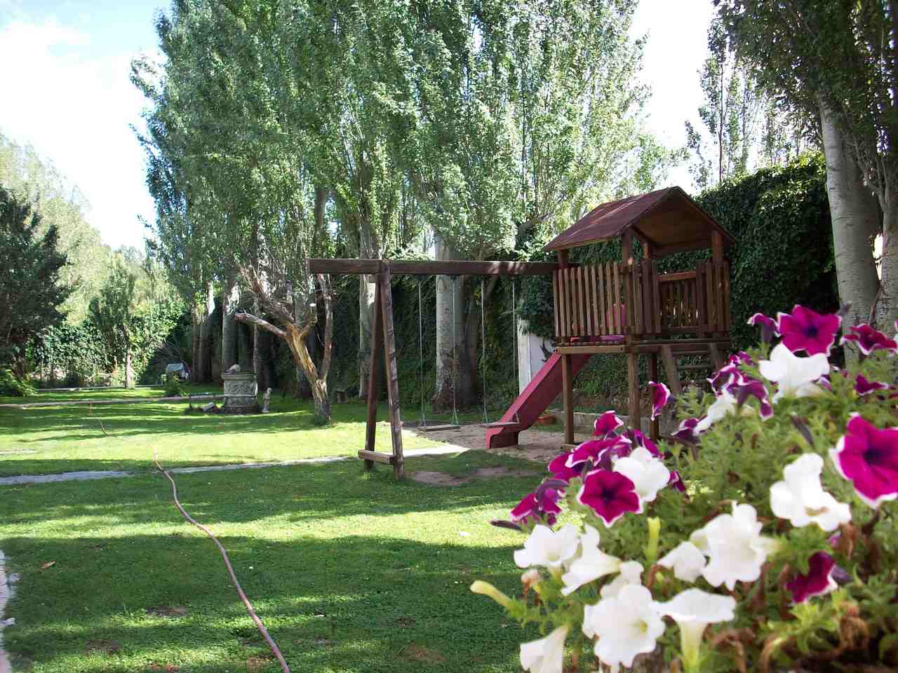 Los Halcones, alojamientos rurales en Turégano con piscina y jardín, Segovia