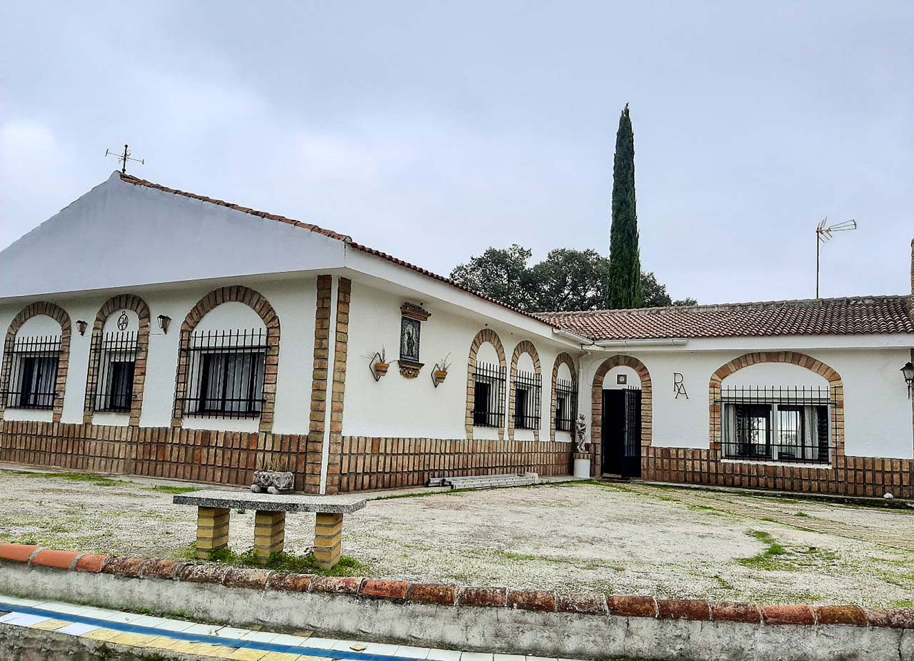 Casa de campo Los Lobosos en Castilblanco de los Arroyos, urbanización Campoamor, Sevilla.