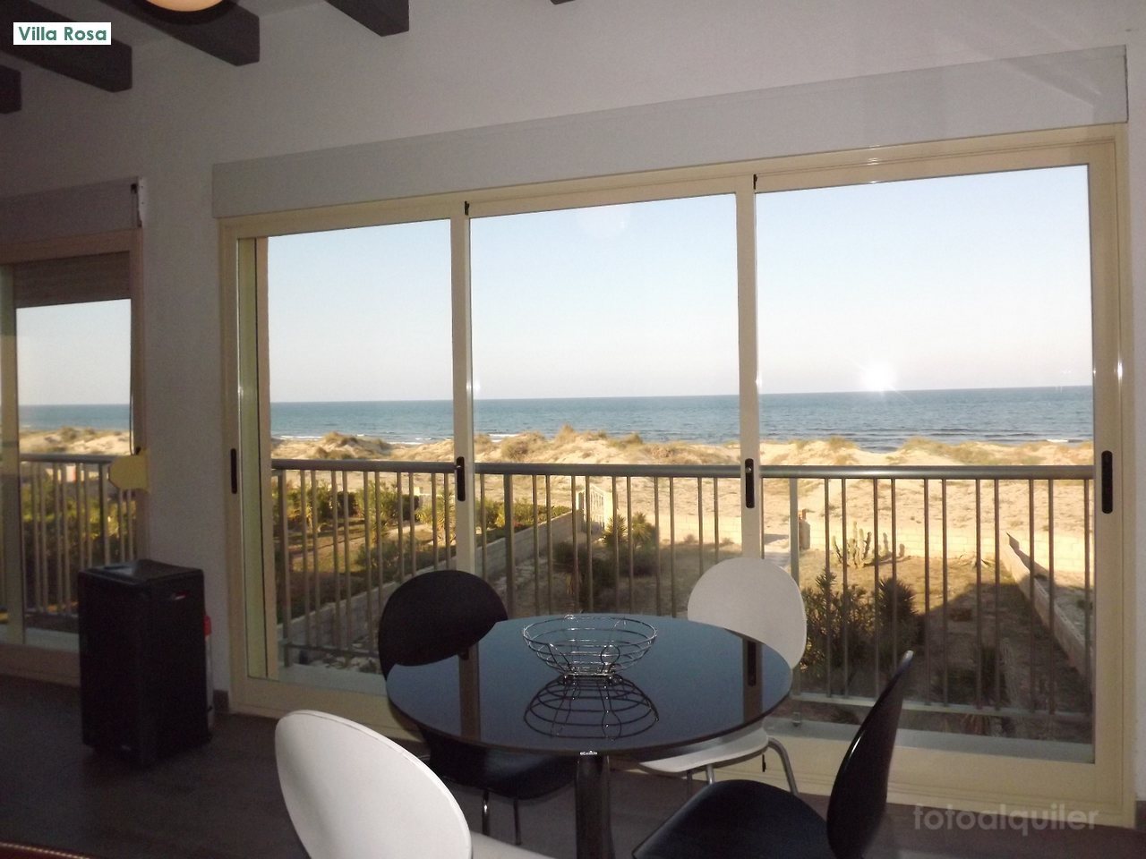 Casas en primera línea de playa en Oliva, piscina privada, Valencia