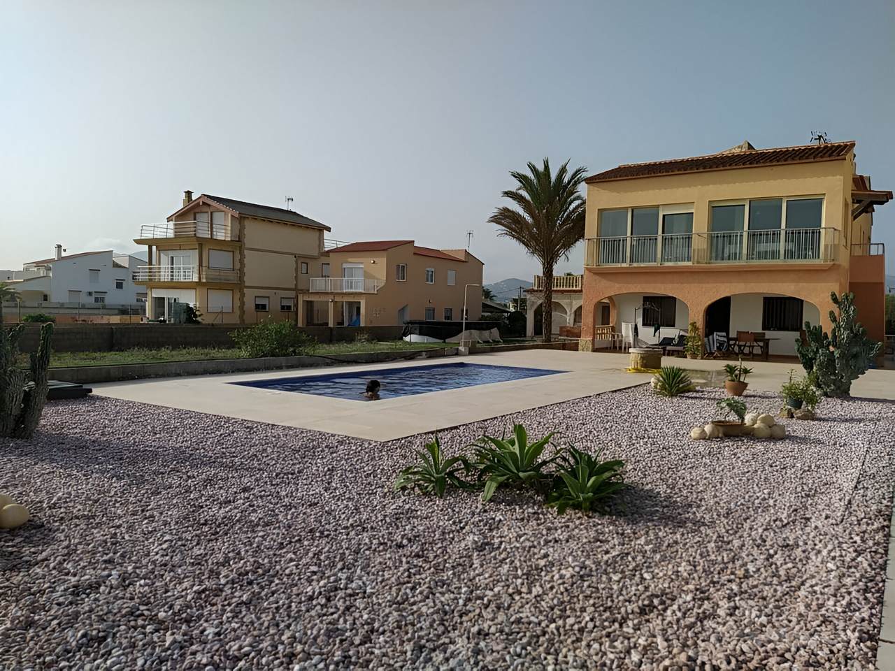 Casas en primera línea de playa en Oliva, piscina privada, Valencia