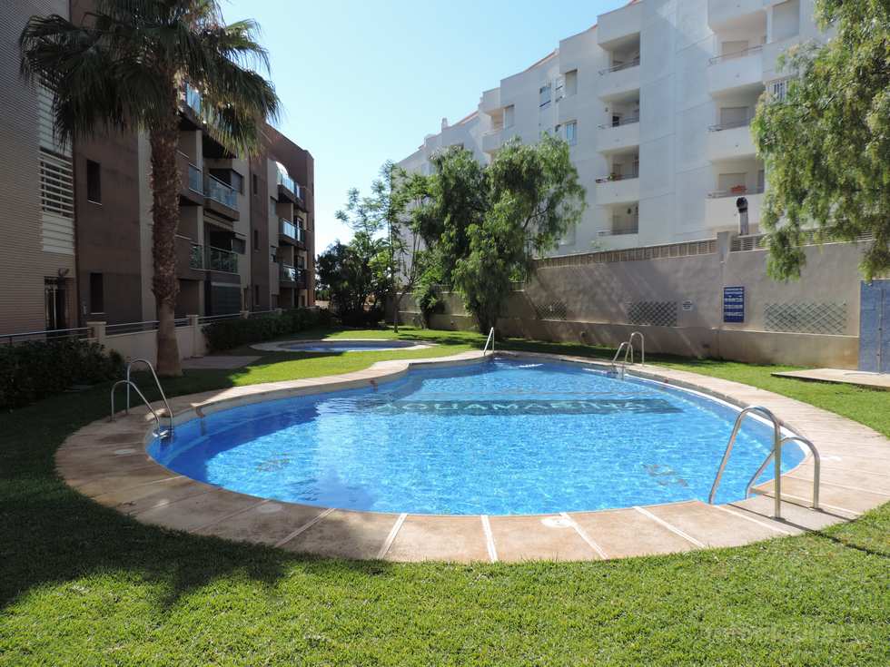 Apartamento vacacional de un dormitorio en Roquetas de Mar con piscina