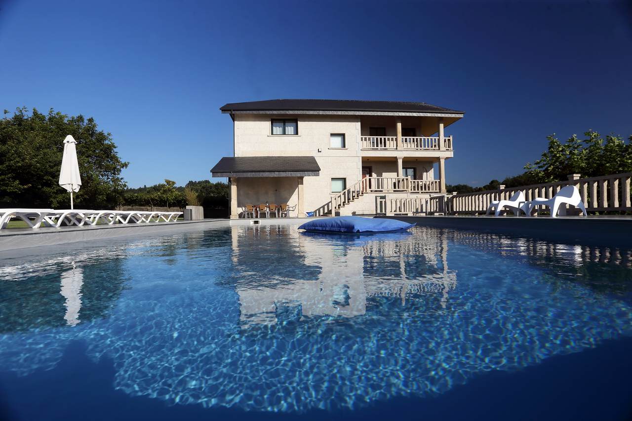 Villa con 6 dormitorios y piscina en Ames, A Coruña