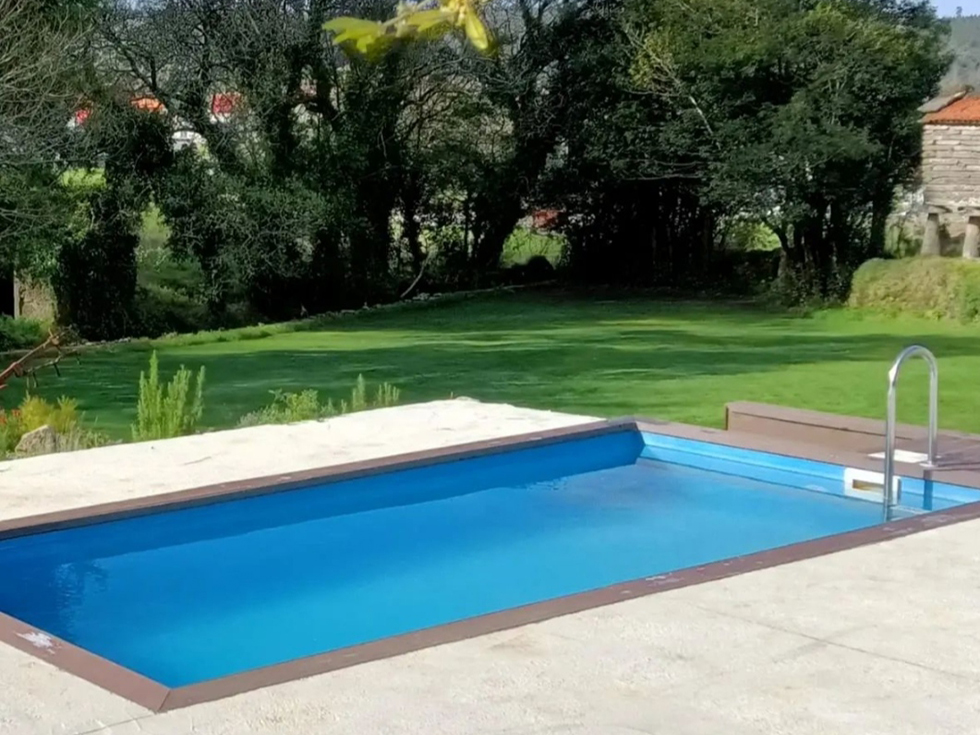 Alquiler de casa con piscina privada en Dumbria, A Coruña. Capacidad para 14 personas.