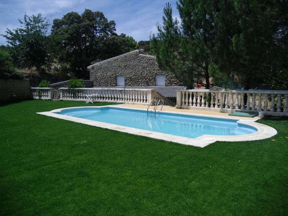 Alquiler de villa con 10 dormitorios y piscina en Burgohondo, Ávila       