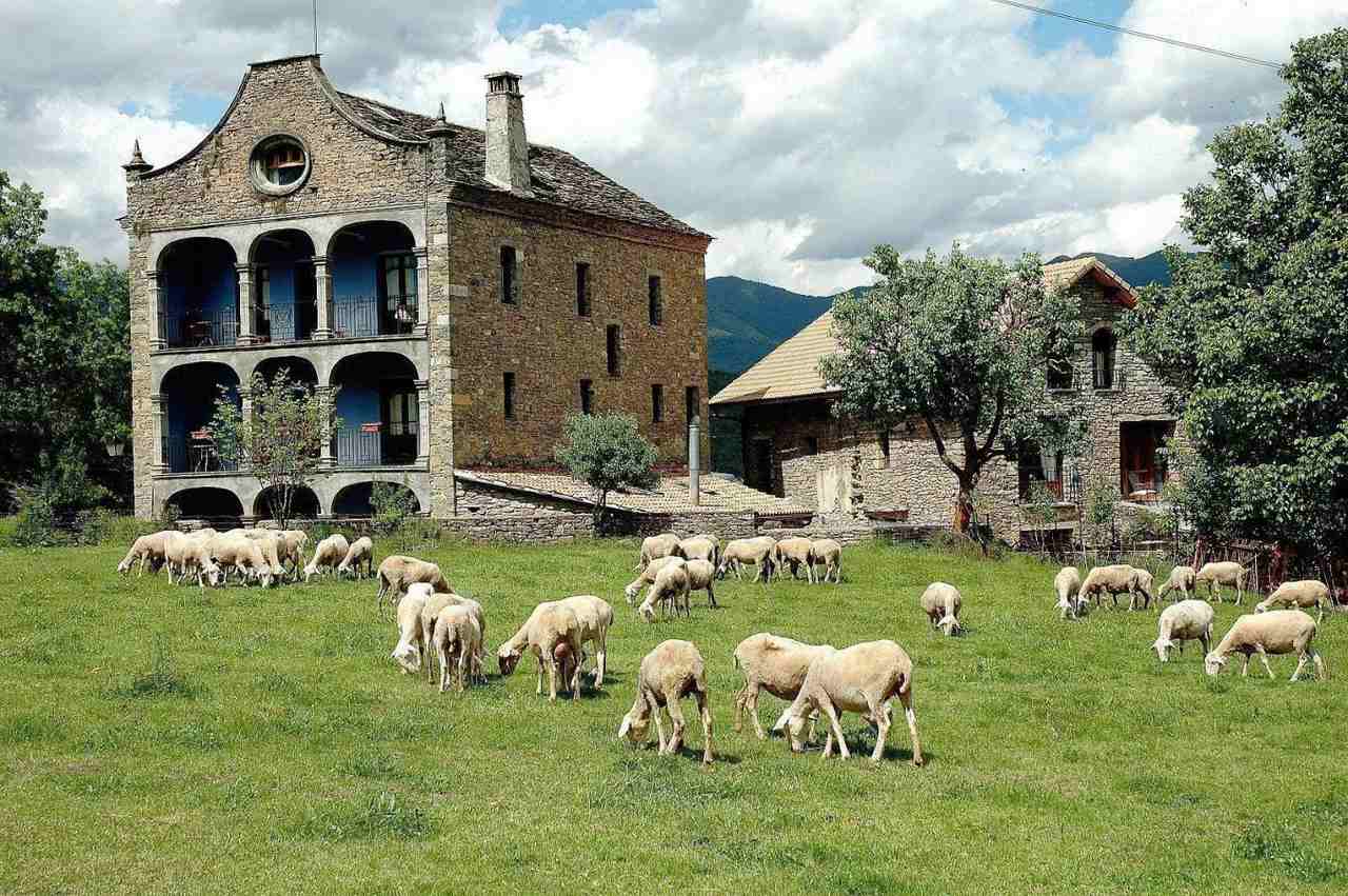 Casa rural con 11 dormitorios y amplio espacio exterior en los Pirineos, Huesca 