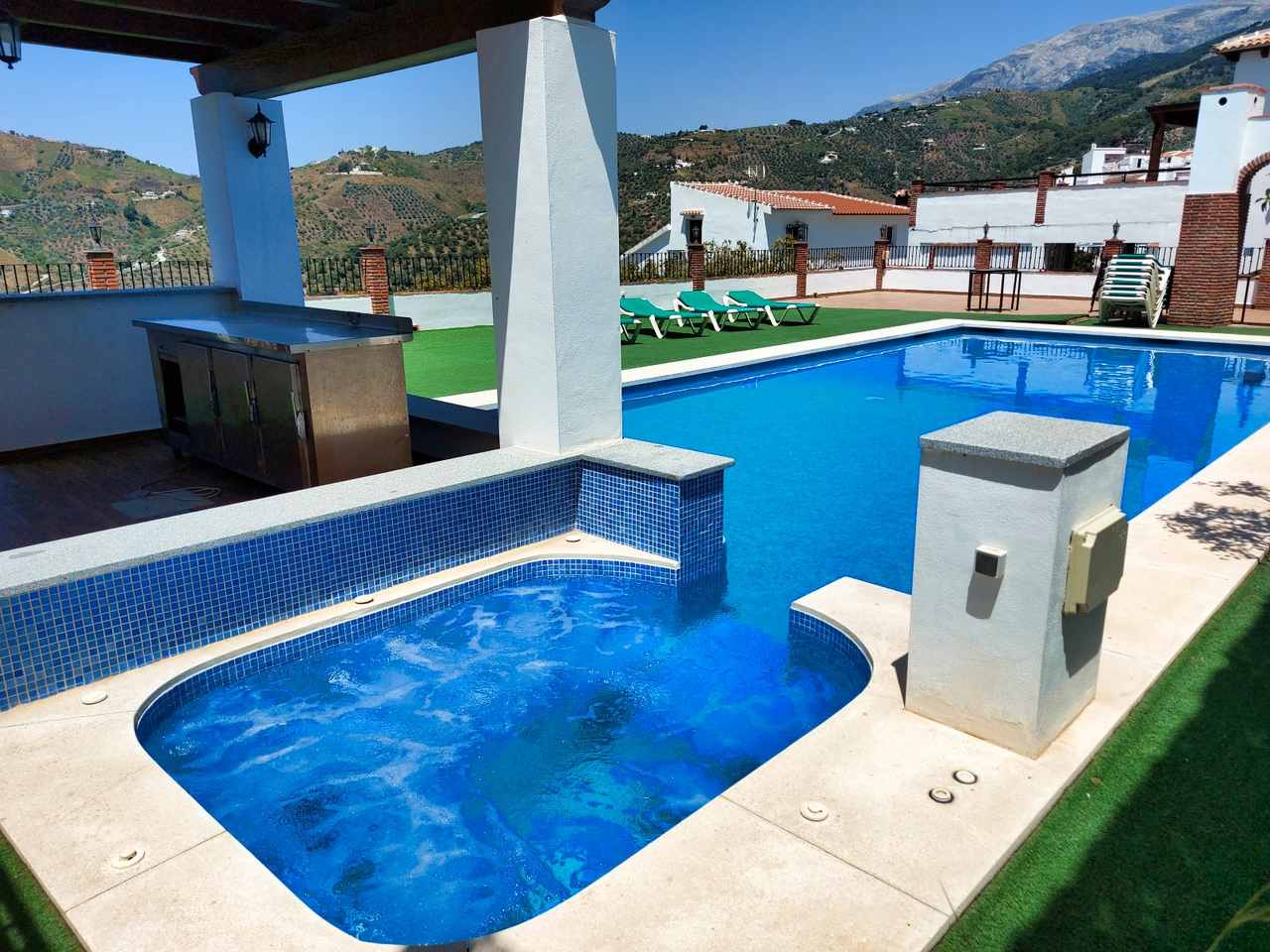 Casas Rurales con piscina y jacuzzi en Canillas de Albaida, Málaga.