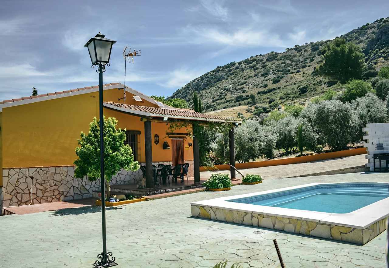 Casa Rural tres dormitorios piscina privada y barbacoa en Archidona, Málaga