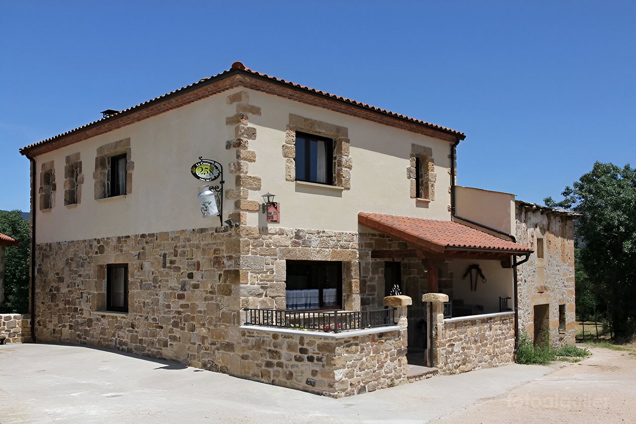 Casa rural con 4 dormitorios, jardín y barbacoa en Sotillo del Rincón, Soria.