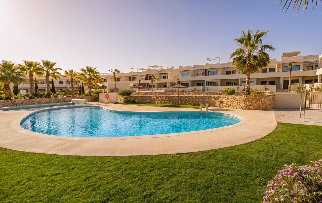 Apartamentos nuevos con terraza y piscinas en Torrevieja, Alicante