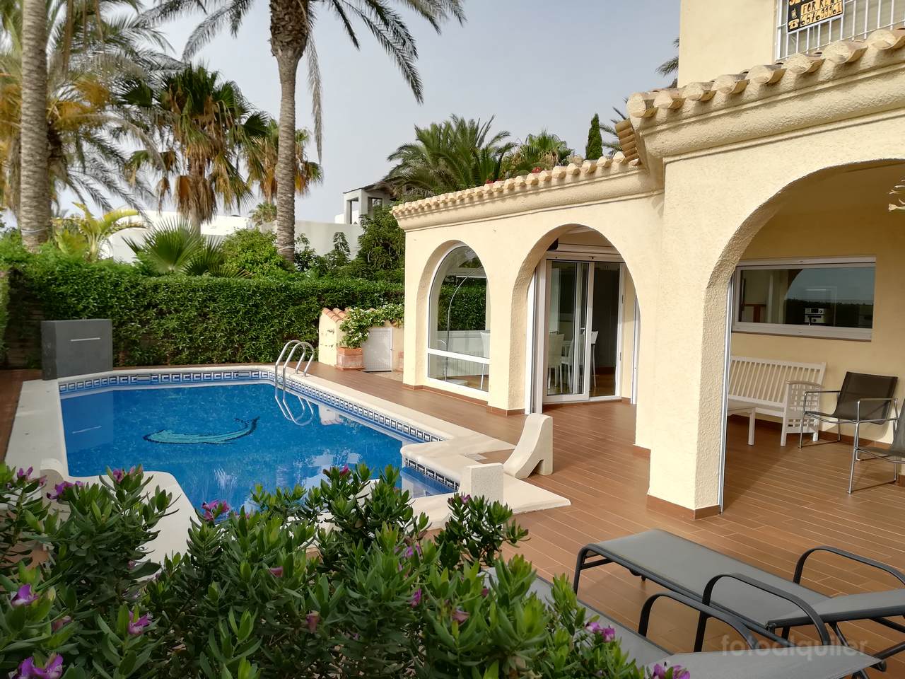 Villa con piscina privada en primera linea de playa en Vera, Almería