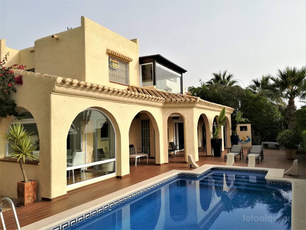 Villa con piscina privada en primera linea de playa en Vera, Almería