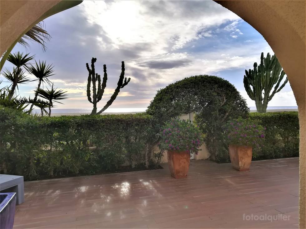Villa con piscina privada en primera linea de playa en Vera, Almería
